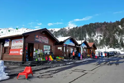 Negozi di noleggio sci sull'Etna, con attrezzatura in esposizione. Ideale per chi cerca informazioni sui costi per sciare sull'Etna e souvenir.