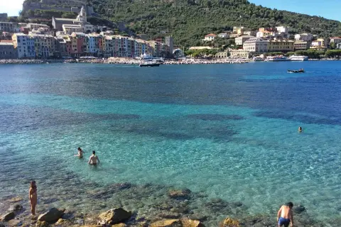 Splendide spiagge del Golfo dei Poeti, con acque cristalline e persone che si godono il mare.