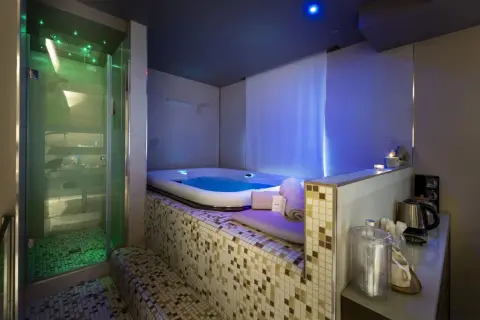 Un'oasi di relax con vasca idromassaggio e doccia cromoterapica, ideale per un soggiorno benessere nelle terme di Perugia.