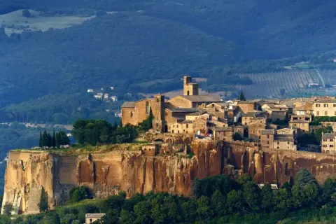 Orvieto, un gioiello arroccato su una rupe tufacea, domina il paesaggio umbro.