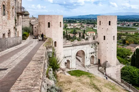 Porta Romana a Gubbio, un'idea per cosa vedere a Gubbio e dintorni in 3 giorni. Un antico arco con torri medievali domina il paesaggio umbro.