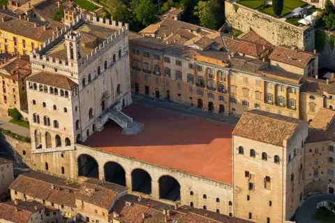 Vista aerea del centro storico medievale di Gubbio, con il Palazzo dei Consoli e la piazza principale.