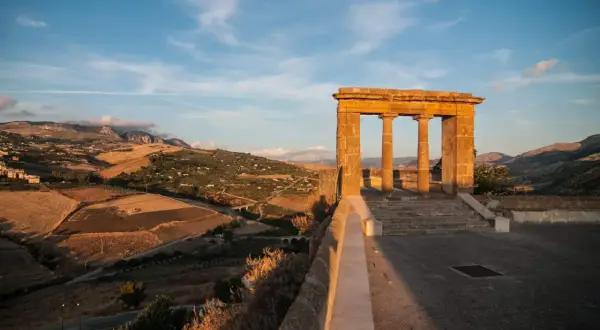 Antico tempio dorico domina il paesaggio collinare di Sambuca di Sicilia. Un luogo suggestivo per scoprire cosa vedere a Sambuca di Sicilia.