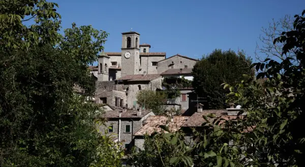Borgo antico con torre campanaria e orologio. Scopri cosa vedere a Portico di Romagna, un gioiello medievale tra i monti.