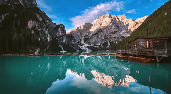 Lago di Braies, un vero san candido un passo dal cielo. Barche di legno galleggiano sull'acqua turchese, riflesse nelle maestose montagne.