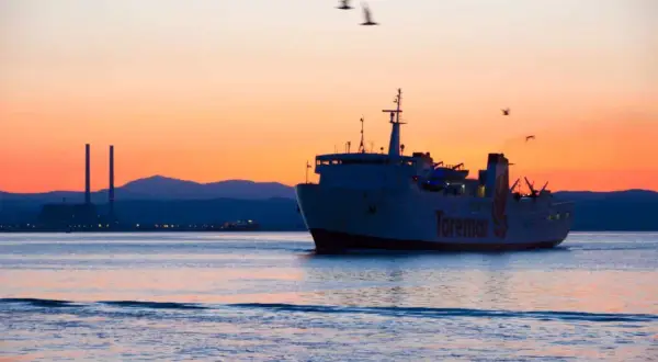 Traghetto Toremar al tramonto, ideale per un weekend all'Isola d'Elba.