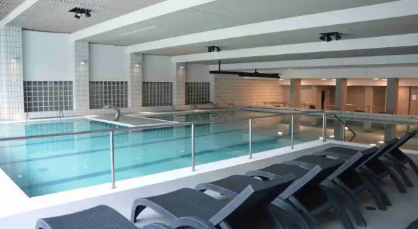 Piscina interna con lettini, ideale per rilassarsi dopo una visita alle terme appennino tosco emiliano.