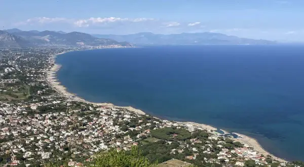 Vista panoramica del circeo mare, con la costa frastagliata, le case bianche e il blu intenso del mare sotto un cielo limpido.