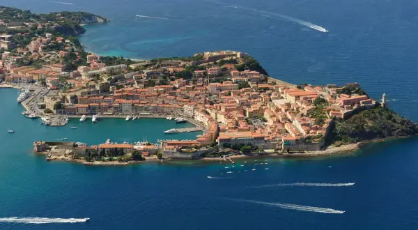Vista aerea di Portoferraio, Isola d'Elba: cosa vedere in questo gioiello toscano con il suo porto, le fortezze e il faro.