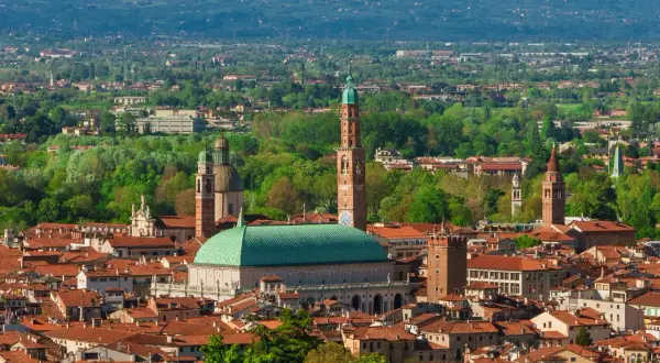 Vista panoramica di Vicenza con la Basilica Palladiana e torri. Perfetto per scoprire cosa vedere a Vicenza in due giorni.