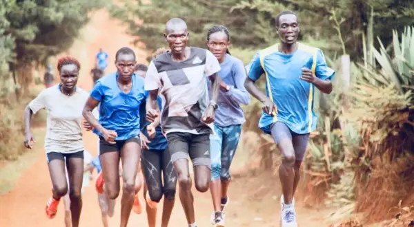Atleti corrono su un sentiero sterrato. Un gruppo di corridori, uomini e donne, affronta una gara. Per chi vuole iniziare il trail running, questo è uno spunto.