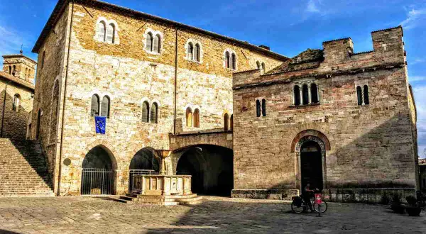 Piazza del Popolo a Montefalco, con la fontana e gli antichi palazzi. Un luogo incantevole da scoprire, tra le cose da vedere a Montefalco.
