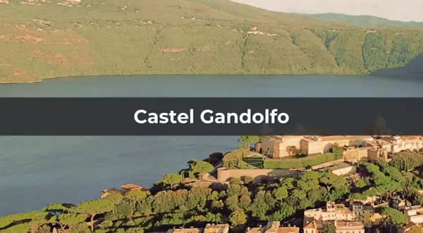 Castel Gandolfo, residenza estiva dei papi, si affaccia sul lago Albano, circondato da verdi colline.