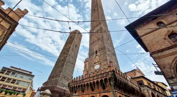 Le Due Torri di Bologna, icone della città, sono un must per chi cerca cosa vedere vicino a Bologna.