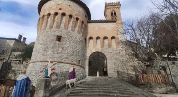 Presepe vivente a Corciano: cosa vedere. La rocca medievale fa da sfondo a figure sacre e un agnello.