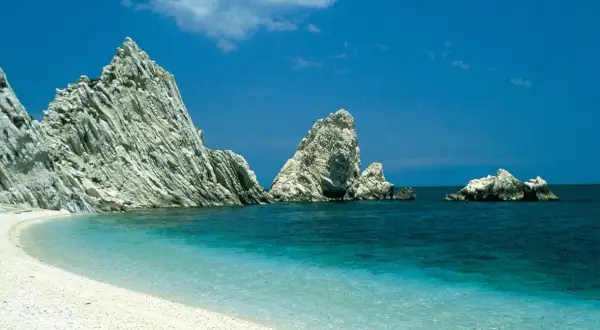Scogliere bianche e mare cristallino sulla riviera marchigiana.