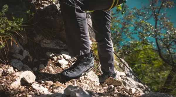 Scarpe da hiking: il loro significato è sicurezza e aderenza su sentieri rocciosi. Un passo dopo l'altro, verso la vetta.
