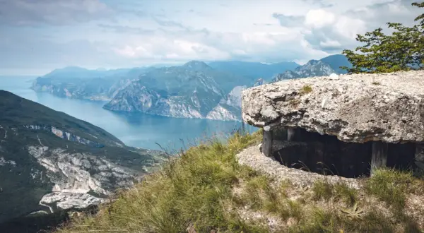 Bunker diroccato domina il panorama del lago e delle montagne del Val di Gresta.