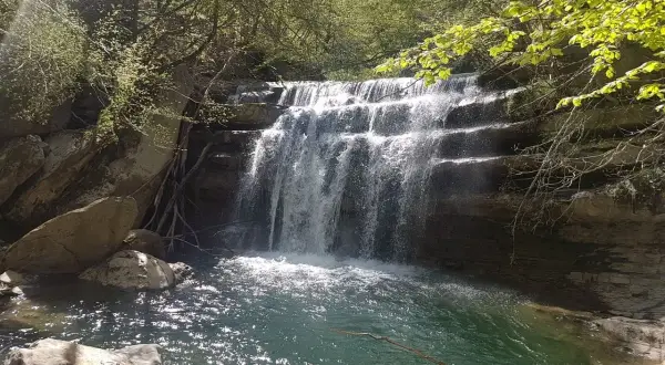 Cascata a San Benedetto in Alpe, un luogo incantevole da scoprire tra rocce e vegetazione rigogliosa.