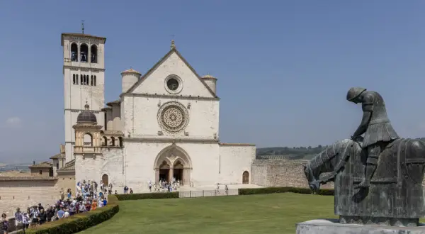 Statua di cavaliere davanti alla Basilica di San Francesco ad Assisi. Un luogo ideale per una visita, con comodo parcheggio gratuito.