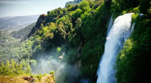 Cascata delle Marmore, un'emozione da trekking in Umbria. La natura esplode in un tripudio di verde e acqua.