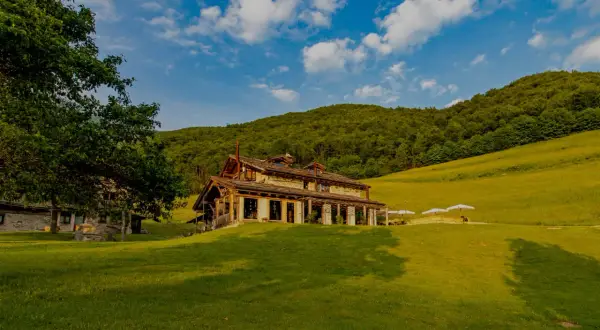 Un casale in pietra e legno immerso nel verde, ideale per scoprire cosa fare a Limone Piemonte tra natura e relax.