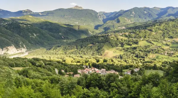 Un borgo incastonato tra le verdi colline dell'Appennino Tosco-Emiliano, un paesaggio da cartolina che incanta.