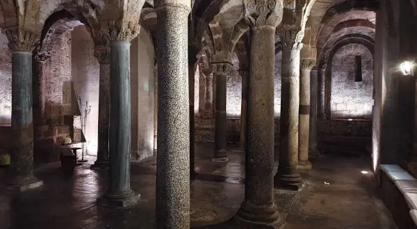 Sotterranei antichi con colonne imponenti e archi in pietra. Un luogo suggestivo da scoprire, tra i tesori di Sutri cosa vedere.