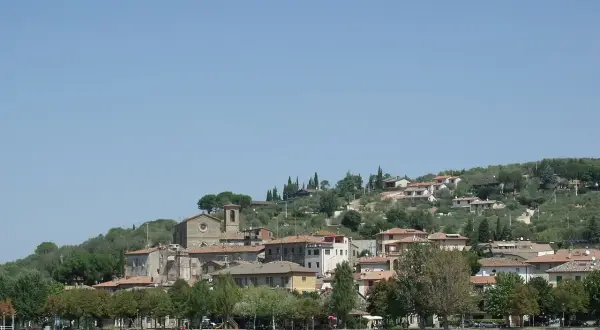Panoramica di San Feliciano, con il borgo arroccato sulla collina, la chiesa e il lago. Cosa vedere in questo incantevole paese.