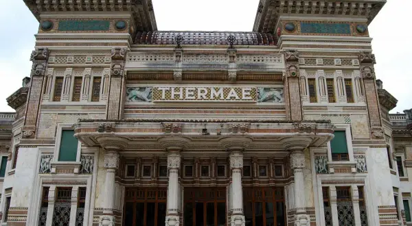 Magnifico edificio delle terme a Salsomaggiore, con decorazioni elaborate e la scritta "THERMAE" in mosaico.