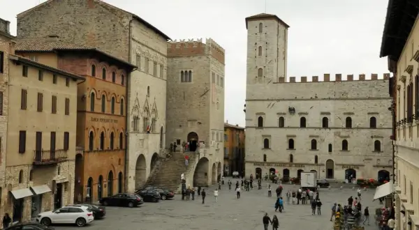 Piazza del Popolo a Todi, con palazzi storici e torri, ideale per scoprire cosa vedere a Todi in un giorno.