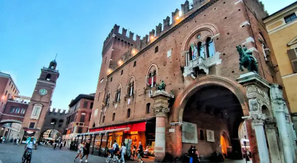 Piazza Castello a Ferrara, con il Castello Estense e la torre dell'Orologio. Perfetto per scoprire cosa vedere a Ferrara e dintorni in 3 giorni.