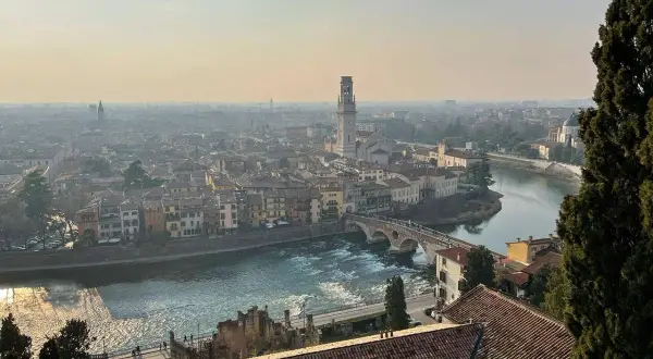 Panoramica di Verona con l'Adige e Ponte Pietra, ideale per scoprire cosa vedere a Verona in due giorni.