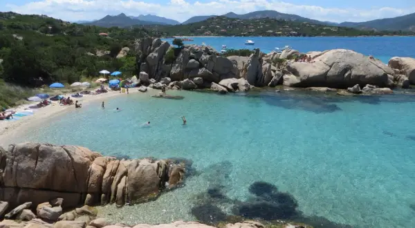 Spiagge di San Teodoro con acque cristalline, rocce granitiche e gente che si gode il sole e il mare.
