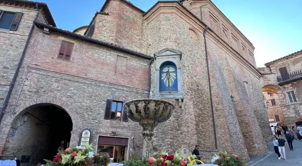 Fontana decorata a Panicale, con scorci di vicoli e architetture in pietra e mattoni. Un luogo da scoprire.