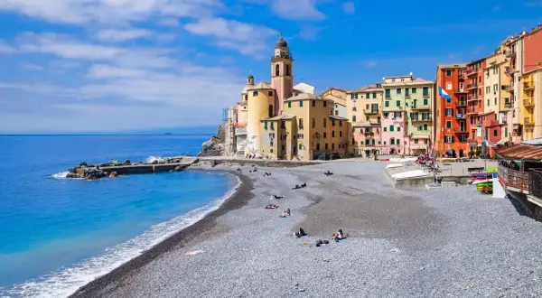 Camogli, un gioiello dove andare in Liguria al mare, con la sua spiaggia di ciottoli e le case colorate che si affacciano sul blu intenso.