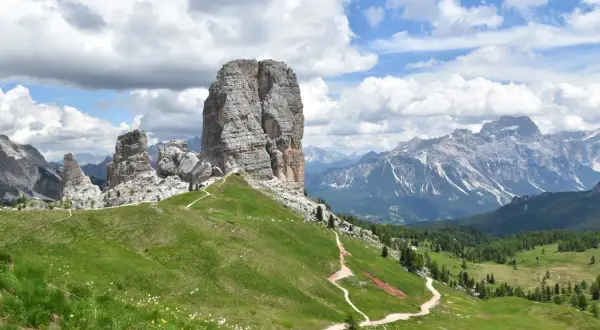 Cinque Torri, luoghi iconici dove hanno girato "Un passo dal cielo". Panorami mozzafiato tra vette rocciose e verdi pendii.