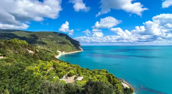 Vista mozzafiato del Monte Conero, dove il verde lussureggiante incontra il blu intenso del mare Adriatico.