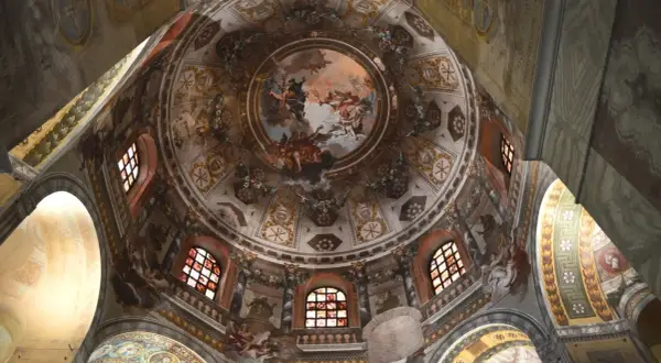 Cupola affrescata con scene celesti e simboli cristiani, un capolavoro da non perdere per chi visita Ravenna cosa vedere in un giorno.