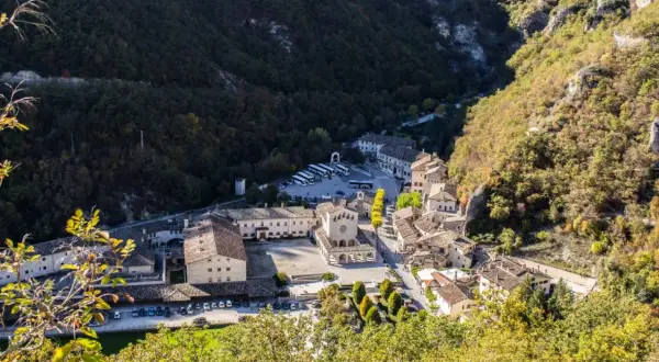 Borgo medievale incastonato tra montagne boscose, dove si trova la basilica.