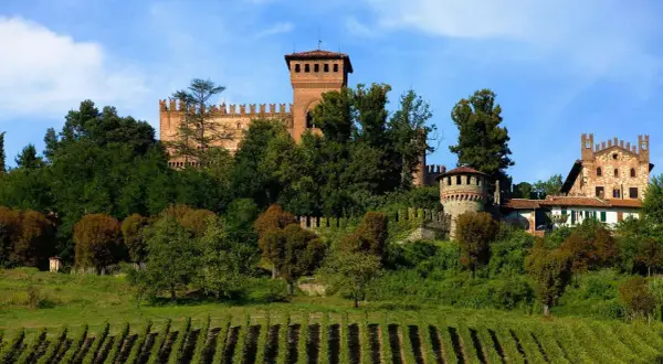 Castello medievale immerso nel verde, tra vigneti e alberi. Un luogo da scoprire tra le 10 cose da vedere nel Monferrato.