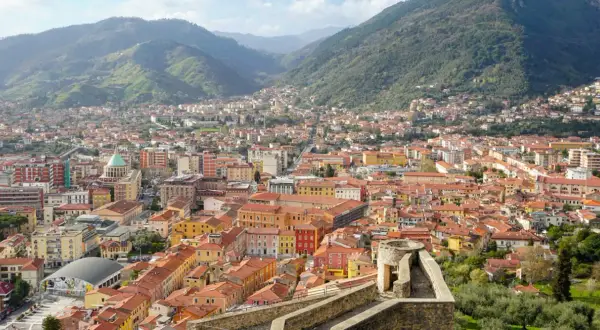 Panoramica di San Carlo Massa, con case dai tetti rossi che si estendono fino alle colline verdi.