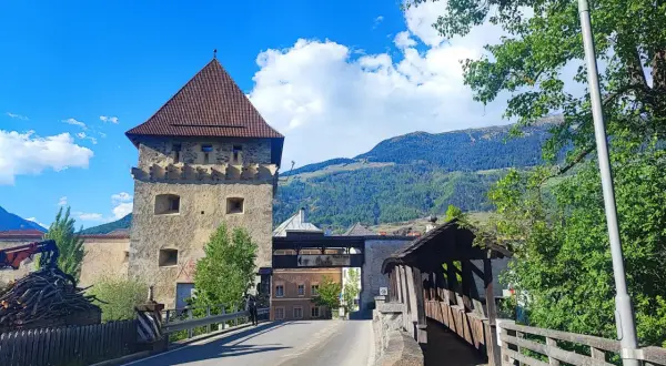 Torre medievale e ponte coperto a Glorenza, un luogo incantevole da esplorare.
