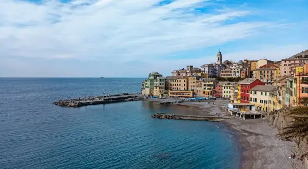 Colorate case liguri affacciate sul mare blu, un vero gioiello tra i posti belli in Liguria sul mare.