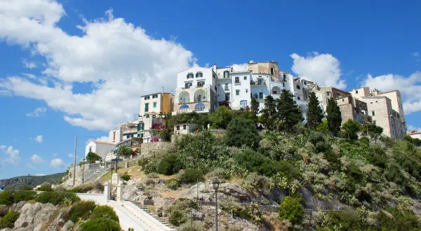 Case bianche aggrappate alla collina, un incantevole scorcio di Sperlonga dove si trova questo borgo pittoresco.