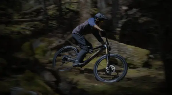 Ciclista in azione su una mountain bike, perfetta per la tua guida all'acquisto.