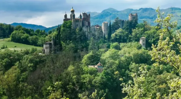 Castelli fiabeschi e torri medievali tra il verde rigoglioso: ecco cosa vedere nell'Appennino bolognese, un panorama da sogno.