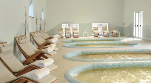 Relax sui lettini e nelle vasche termali, un'oasi di pace per le tue terme Campania inverno.