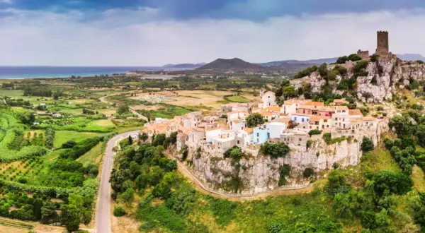 Posada, borgo medievale su roccia con castello. Un luogo incantevole da visitare, con case colorate e vista sul mare.