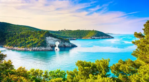 Arco di roccia sul mare turchese, un sogno per le vacanze in Gargano.